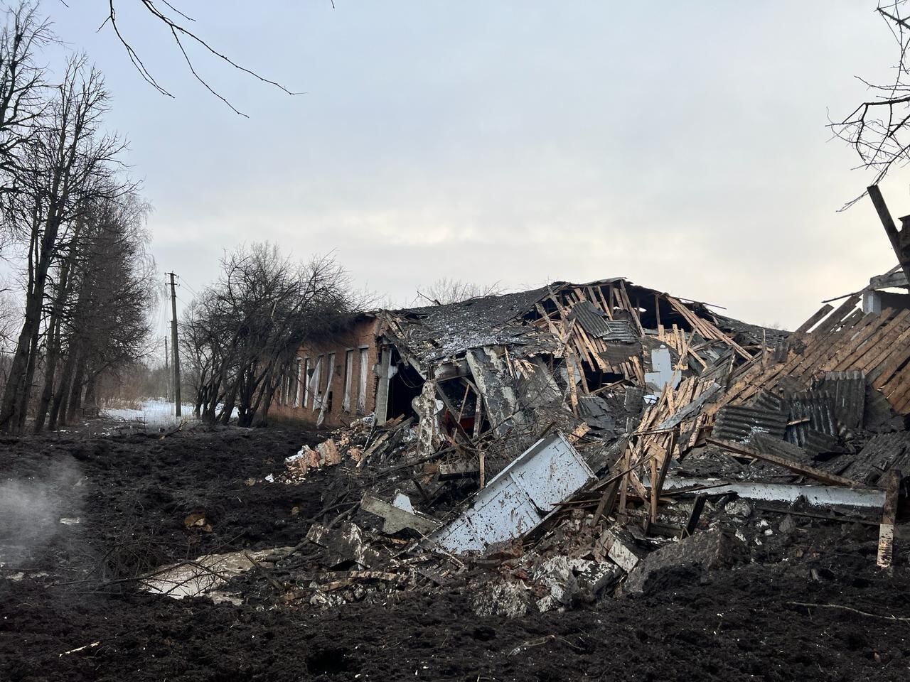 Войска РФ обстреляли Сумщину и убили трех человек: завершен разбор завалов. Фото и видео