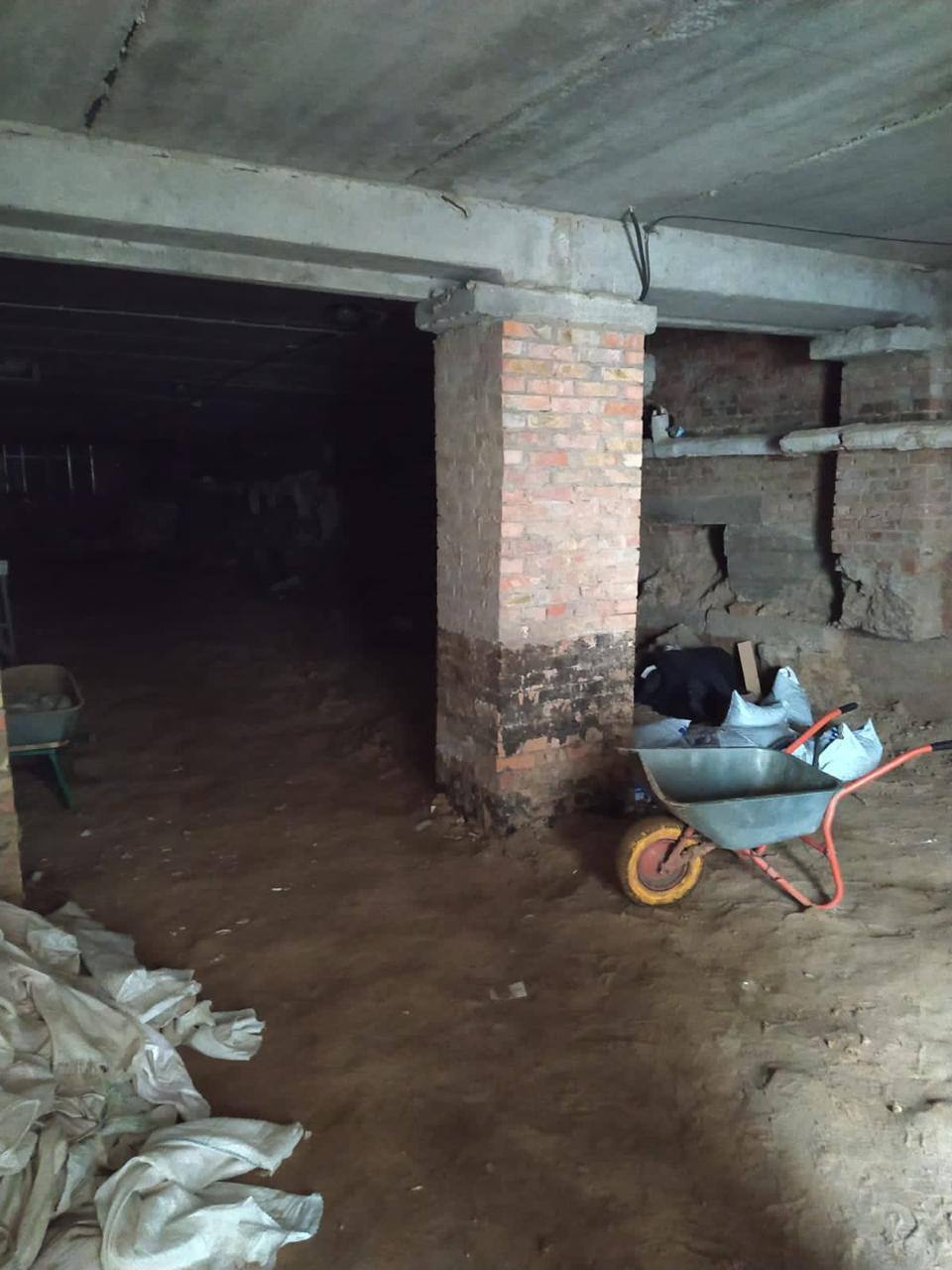 У Києві підрядник привласнив 430 тис. грн на ремонті укриття дитсадка, де після робіт просіла стіна будівлі. Фото