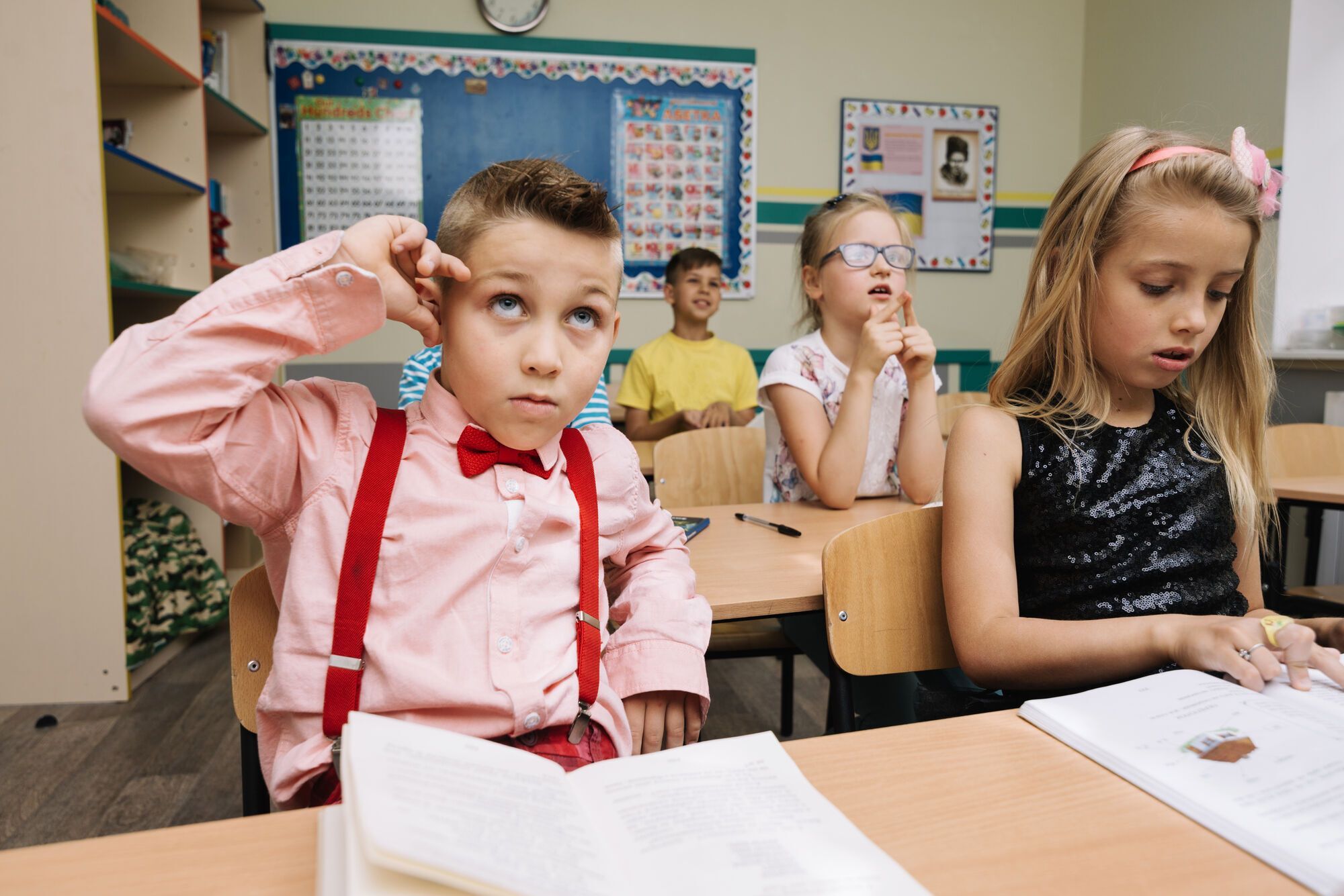 Зарядка, звертання на ''ви'' і дзвоник для вчителя. Яких правил повинні дотримуватися учні в школах України
