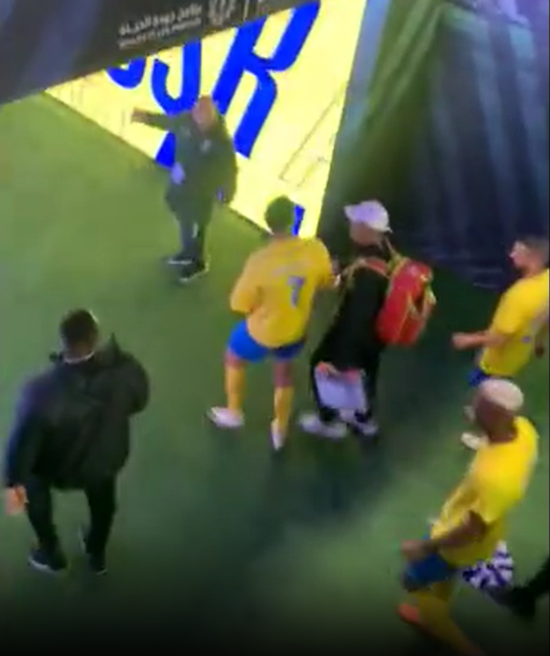 Засунул шарф в трусы: Роналду отметился омерзительной выходкой во время матча. Видео