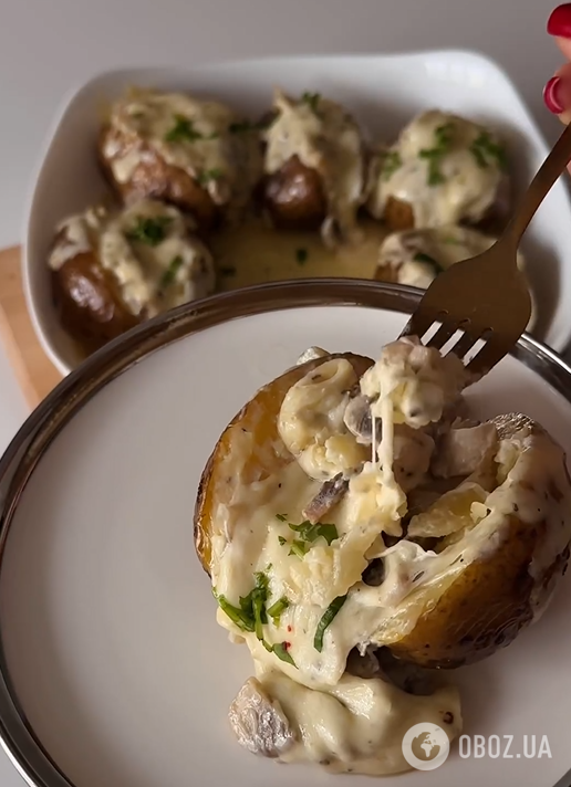 Як смачно запекти картоплю в шкірці: з грибами та сиром