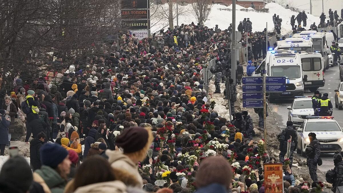 По всій Росії на акціях прощання з Навальним затримали трохи більше ніж сотню активістів. Фото