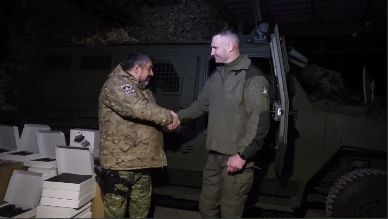 Передав дрони, системи РЕБ та броньоване авто: Кличко відвідав захисників України на Донбасі. Відео
