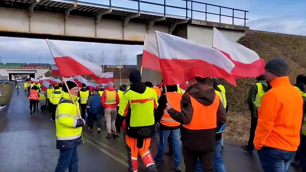 Блокада на границе усиливается