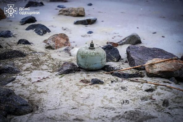 В Одесі на пляжі знайшли міну, її знешкодили піротехніки. Фото і відео
