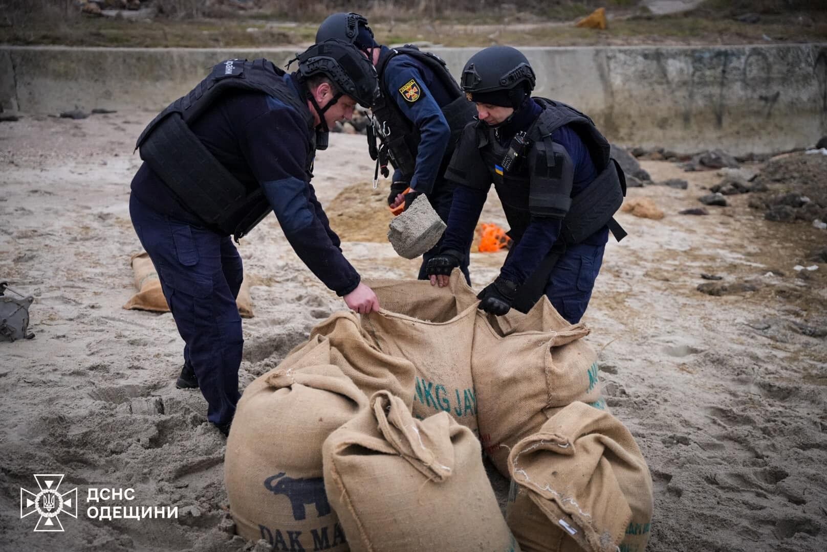 В Одессе на пляже нашли мину, ее обезвредили пиротехники. Фото и видео
