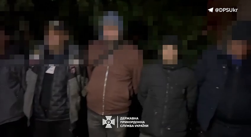 План провалився: група чоловіків хотіла перетнути кордон  України з Румунією, але потрапила в об'єктив фотопастки