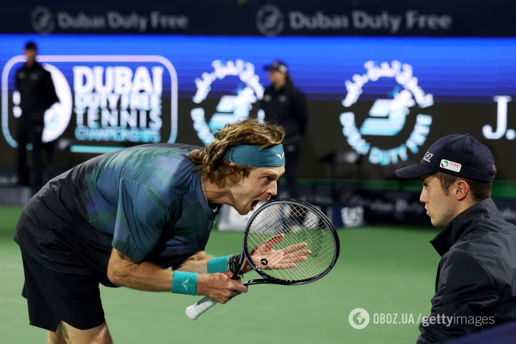 Матерился и закатил истерику: российского теннисиста дисквалифицировали в полуфинале супертурнира в ОАЭ. Видео