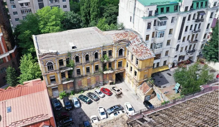 На балконах растут деревья и бегают крысы: в Киеве доводят до уничтожения дом авиаконструктора Игоря Сикорского