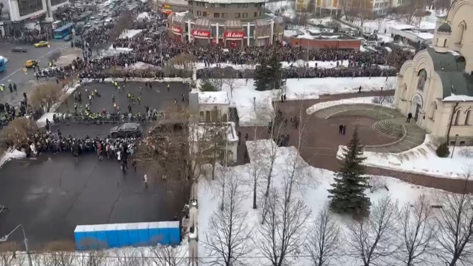 На прощании с Навальным скандировали "Героям слава": очереди растянулись на несколько километров. Видео