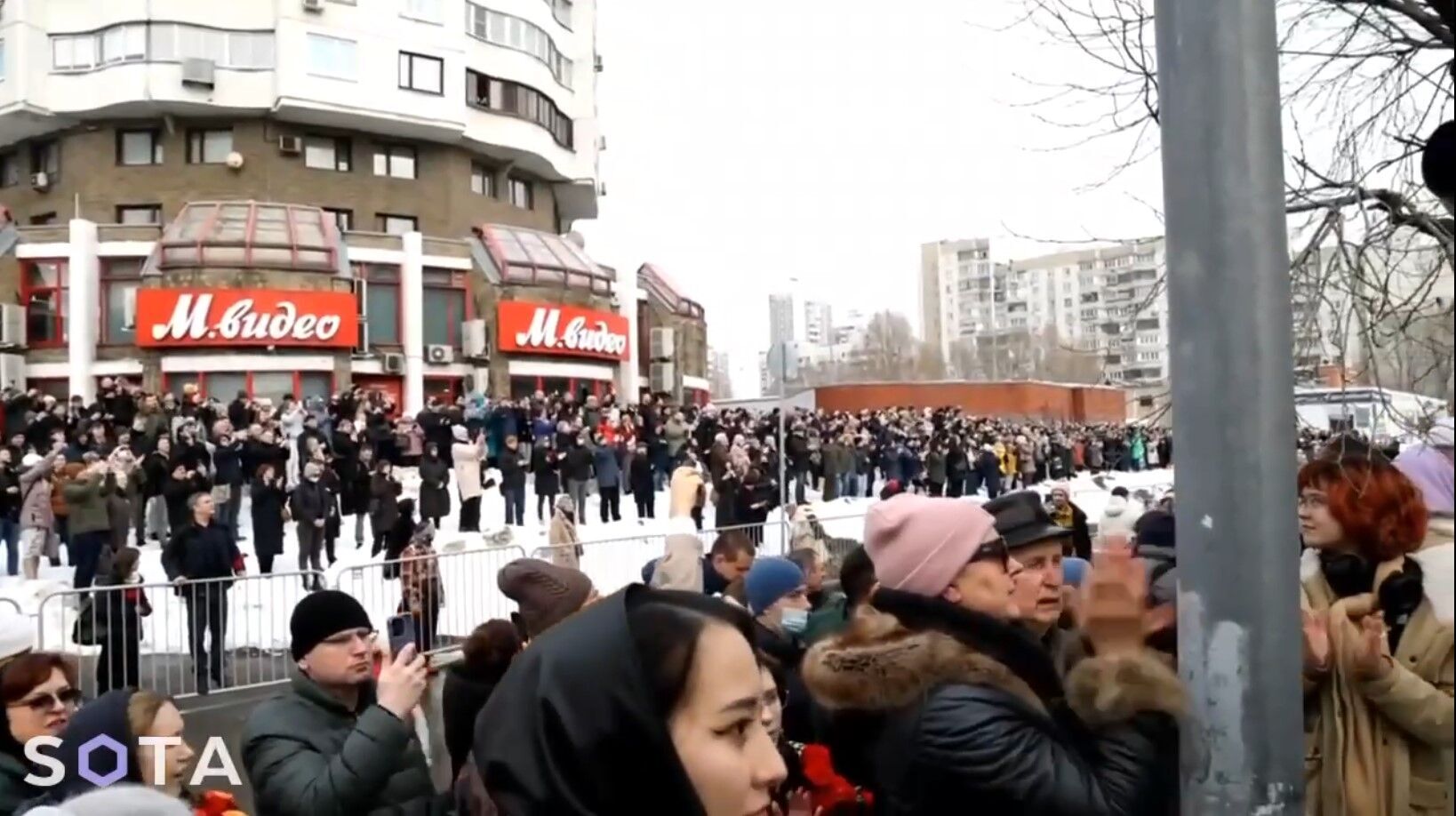 На прощанні з Навальним скандували "Героям слава": черги розтягнулися на кілька кілометрів. Відео