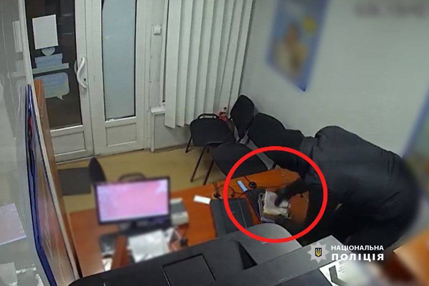 В Киеве работник пекарни ограбил финучреждение: нападавшим оказался рецидивист. Фото и видео