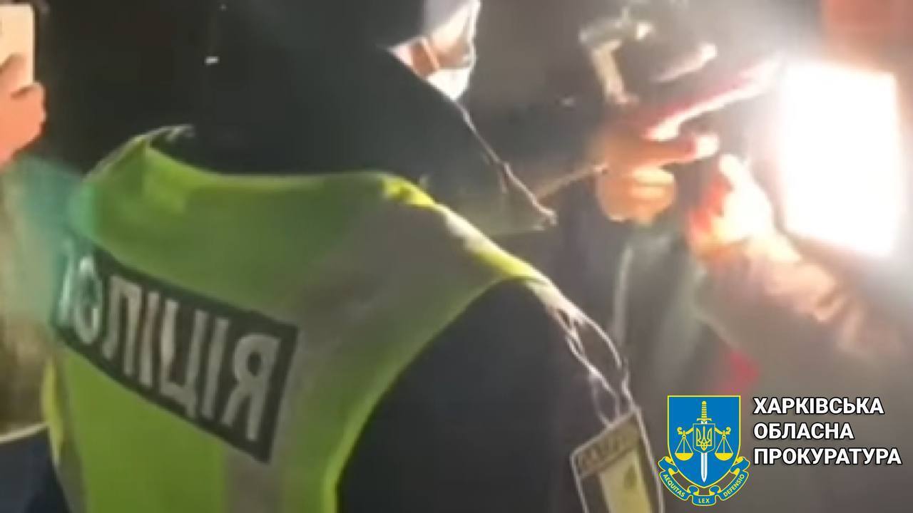 Угрожал и провоцировал на применение силы: плюнувший в патрульного в Харькове блогер из Днепра получил приговор суда
