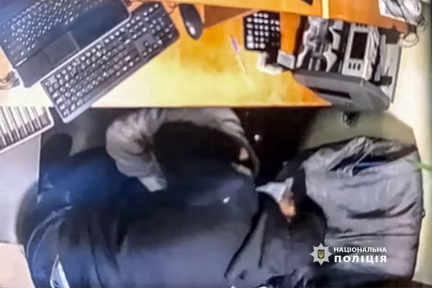 Поліцейські затримали рецидивіста, який пограбував обмінник у центрі Києва. Фото і відео