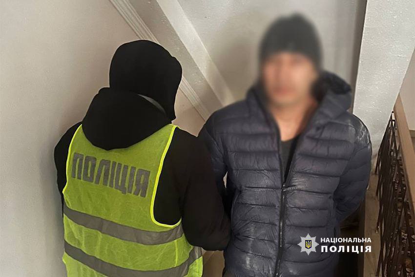 Полицейские задержали рецидивиста, ограбившего обменник в центре Киева. Фото и видео