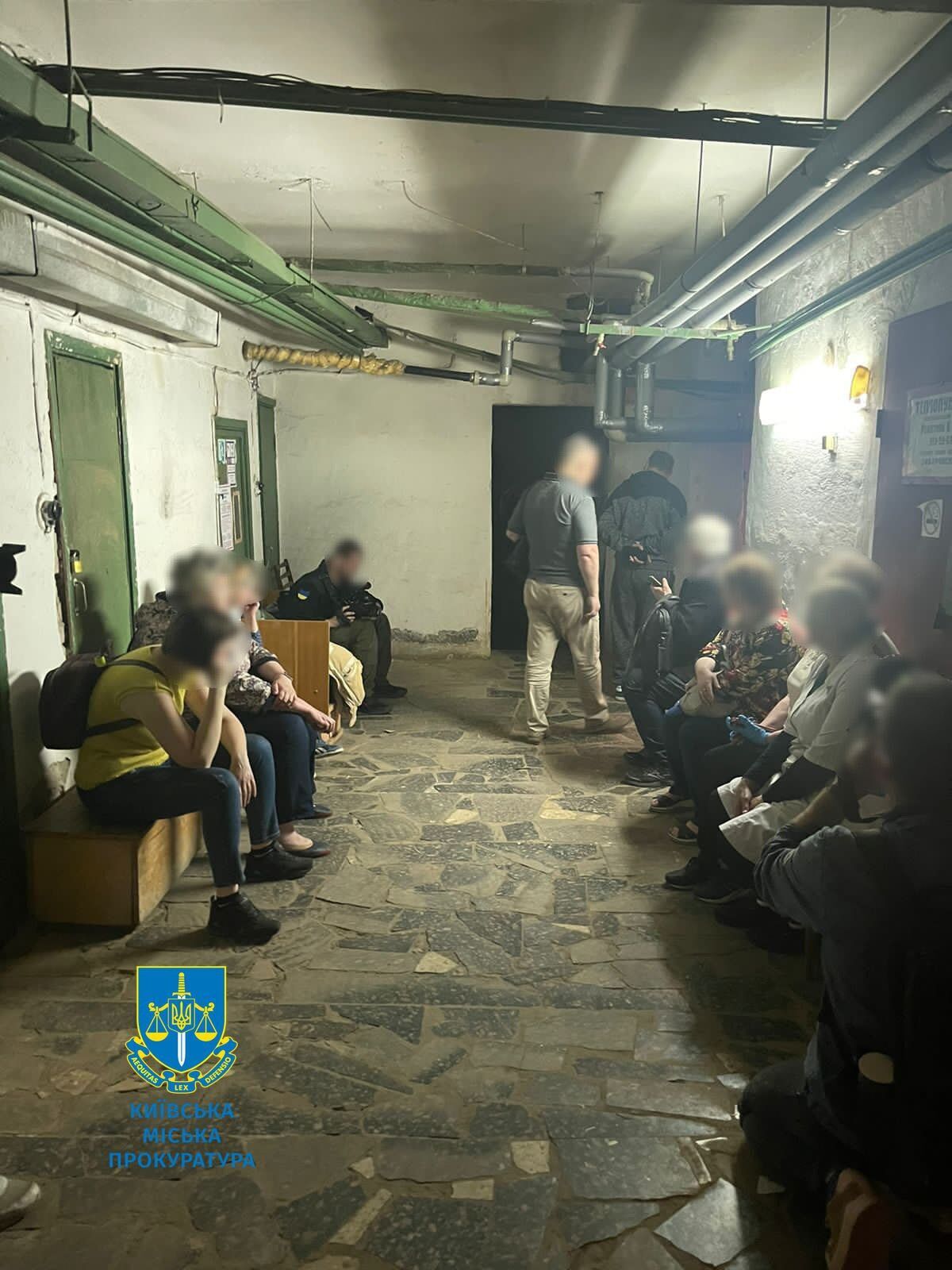 Гибель людей возле укрытия поликлиники в результате обстрела: в Киеве будут судить троих чиновников. Фото