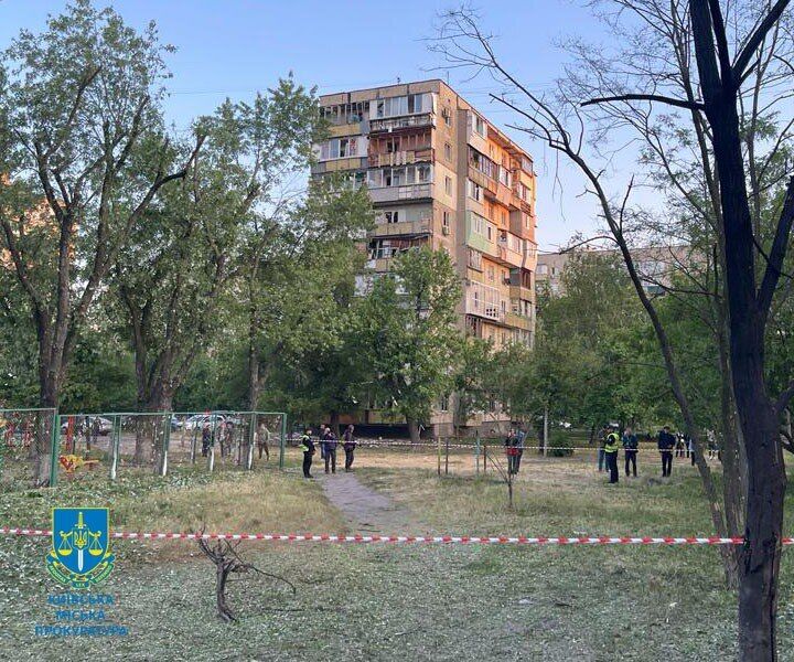 Гибель людей возле укрытия поликлиники в результате обстрела: в Киеве будут судить троих чиновников. Фото