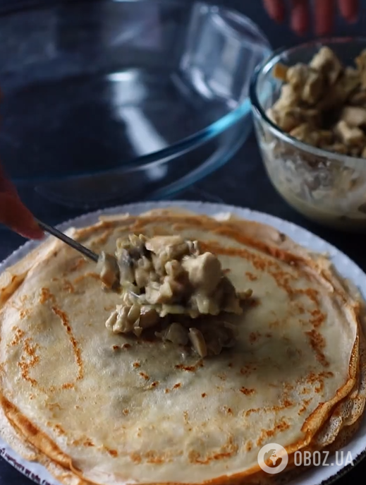 Жюльен по-новому: запеченные блины с курицей и грибами под соусом бешамель