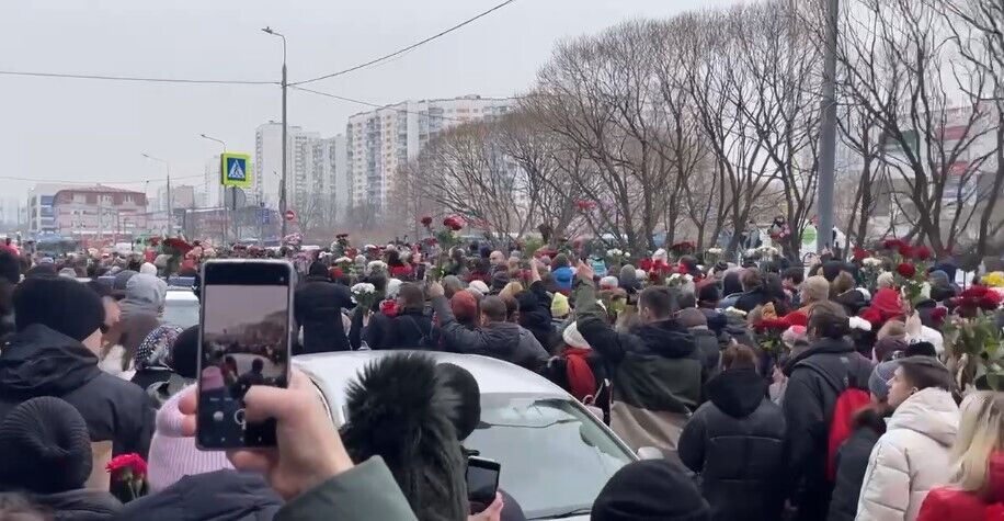 На крышах засели снайперы: гроб с Навальным заносили в храм под "прицелом" путинских силовиков. Фото и видео