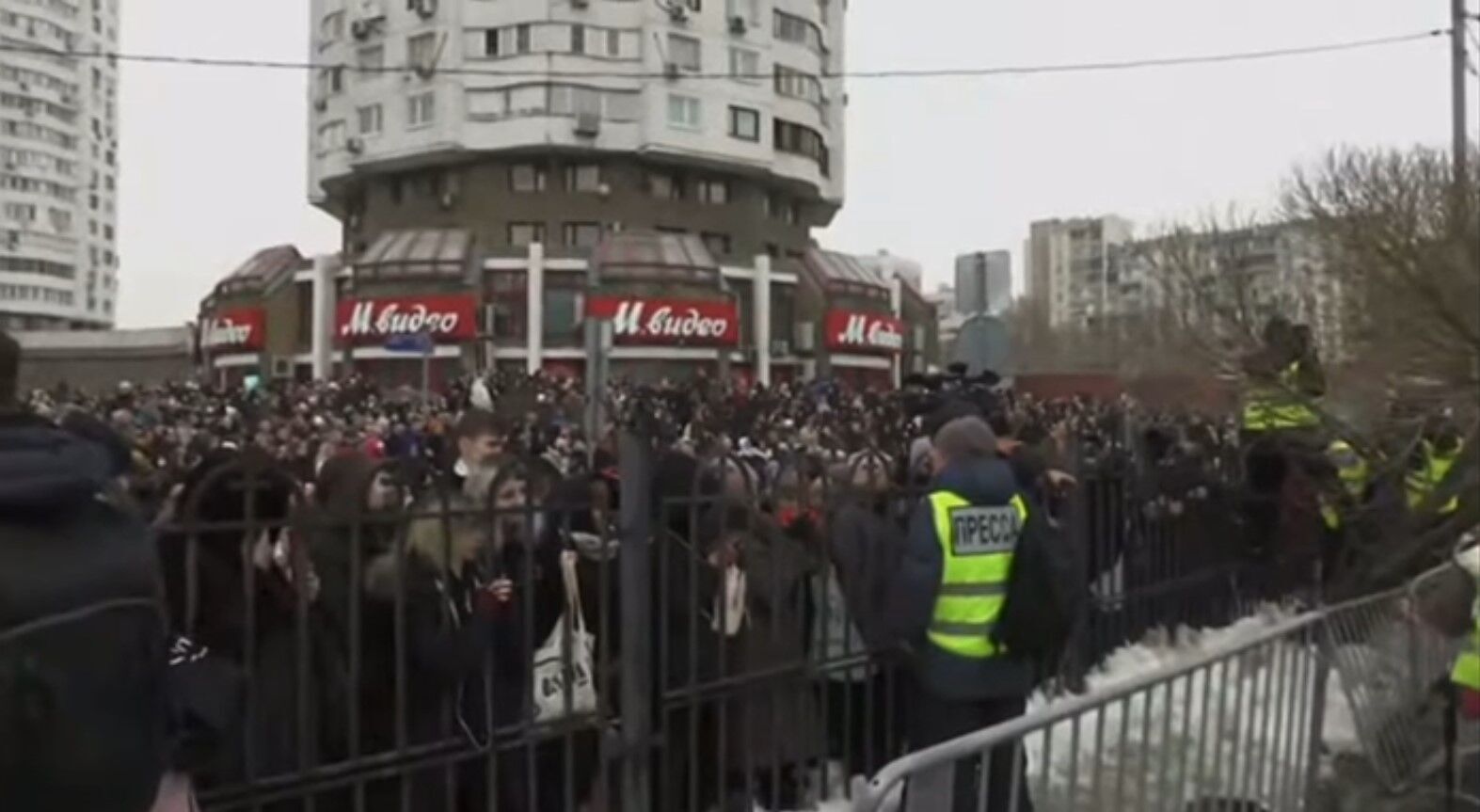 На прощании с Навальным скандировали "Героям слава": очереди растянулись на несколько километров. Видео