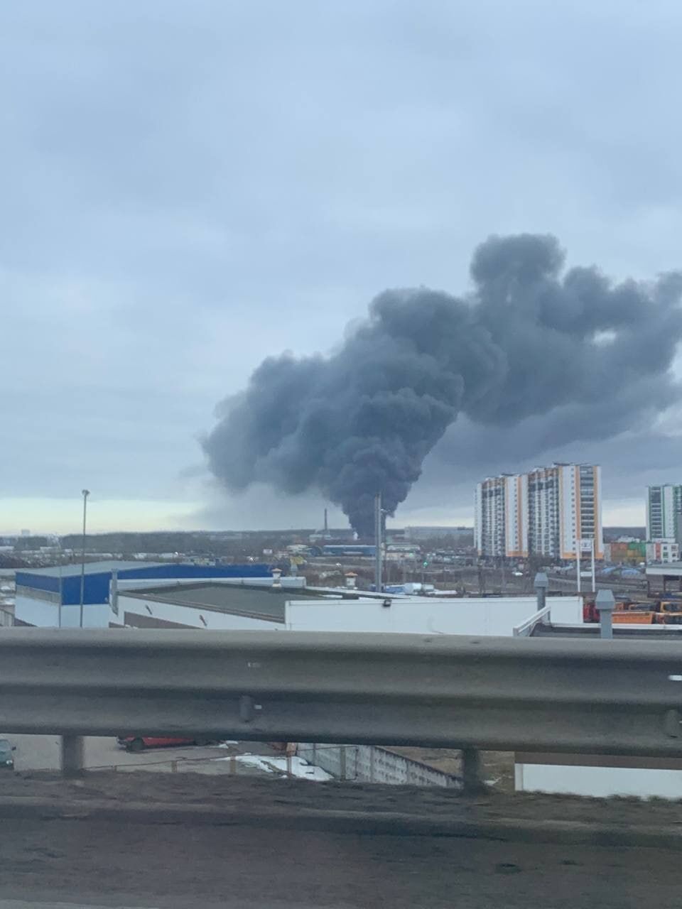 У Санкт-Петербурзі вирує пожежа поряд з аеропортом: повідомляють про атаку українських БПЛА. Фото і відео