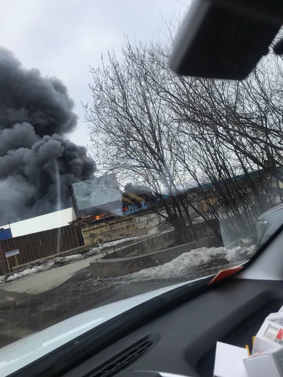 У Санкт-Петербурзі вирує пожежа поряд з аеропортом: повідомляють про атаку українських БПЛА. Фото і відео