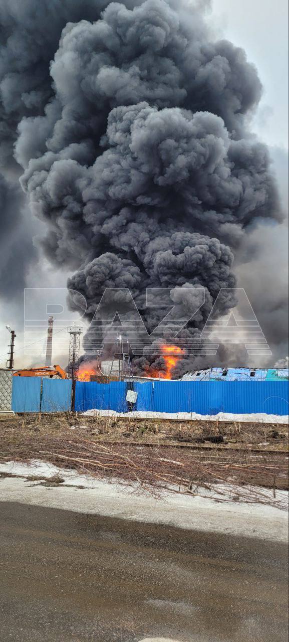 У Санкт-Петербурзі вирує пожежа поряд з аеропортом: повідомляють про атаку українських БПЛА. Фото і відео