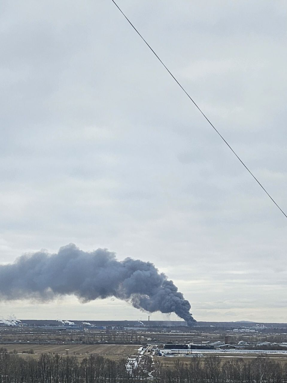 У Санкт-Петербурзі вирує пожежа поряд з аеропортом: повідомляють про атаку українських БПЛА. Фото і відео