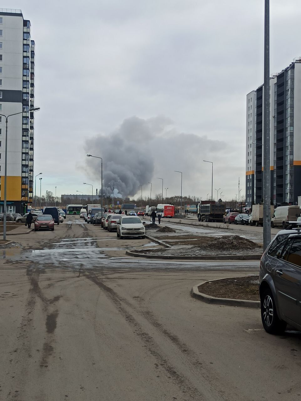 У Санкт-Петербурзі вирує пожежа поряд з аеропортом: повідомляють про атаку українських БПЛА. Фото і відео