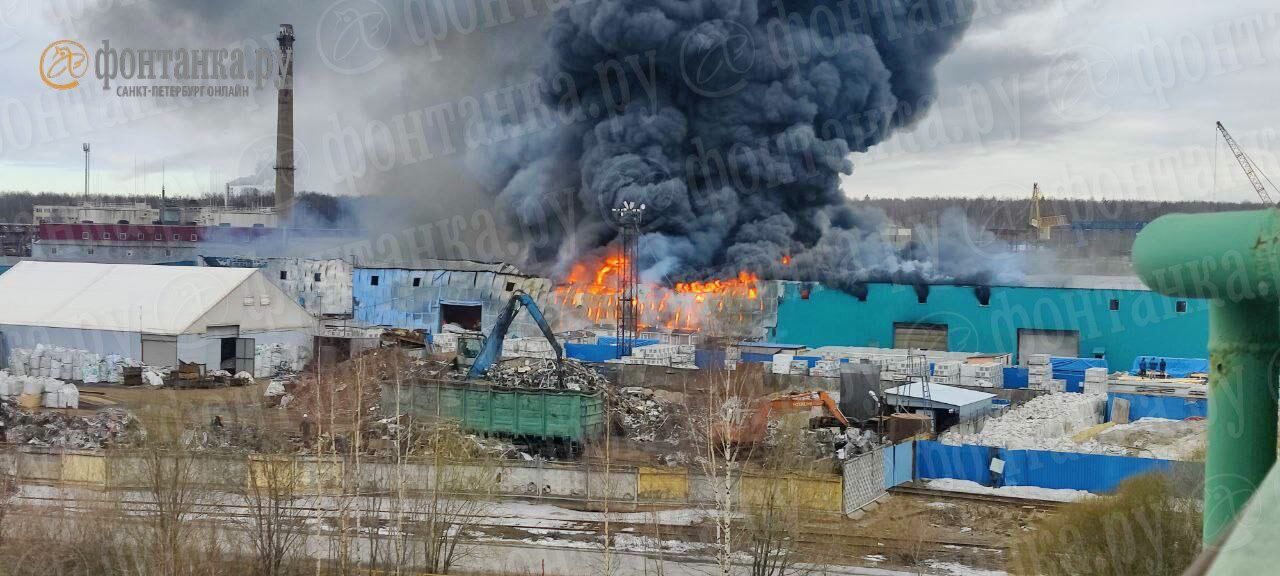 У Санкт-Петербурзі вирує пожежа поряд з аеропортом: повідомляють про атаку українських БПЛА. Фото і відео