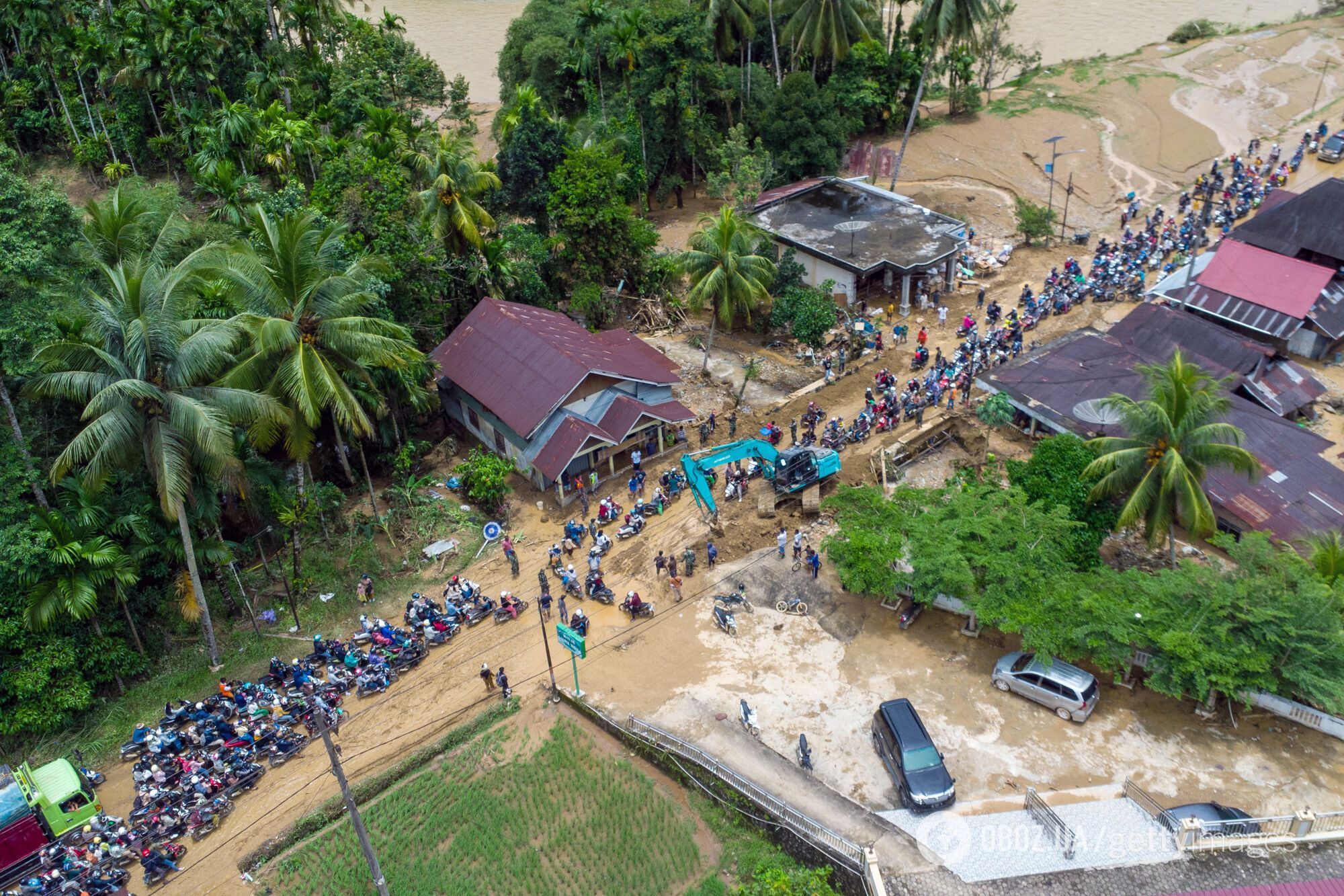 Наводнение в Индонезии унесло жизни уже 21 человека, более 80 тысяч человек эвакуировали. Фото