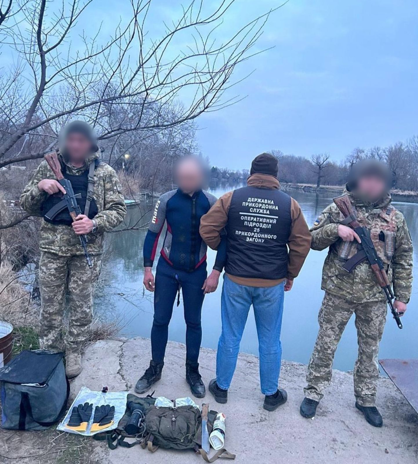 Пытался "магически исчезнуть" из Украины: пограничники задержали одессита в маске и мантии. Фото и видео