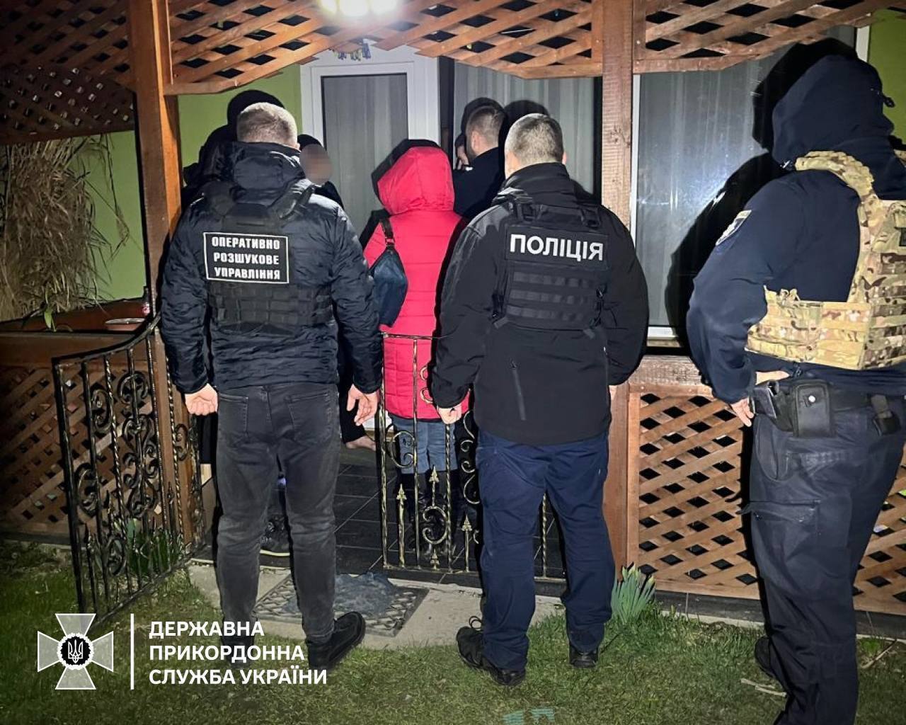 Украинские пограничники поймали мужчин, пытавшихся по горам незаконно пробраться в Словакию. Фото