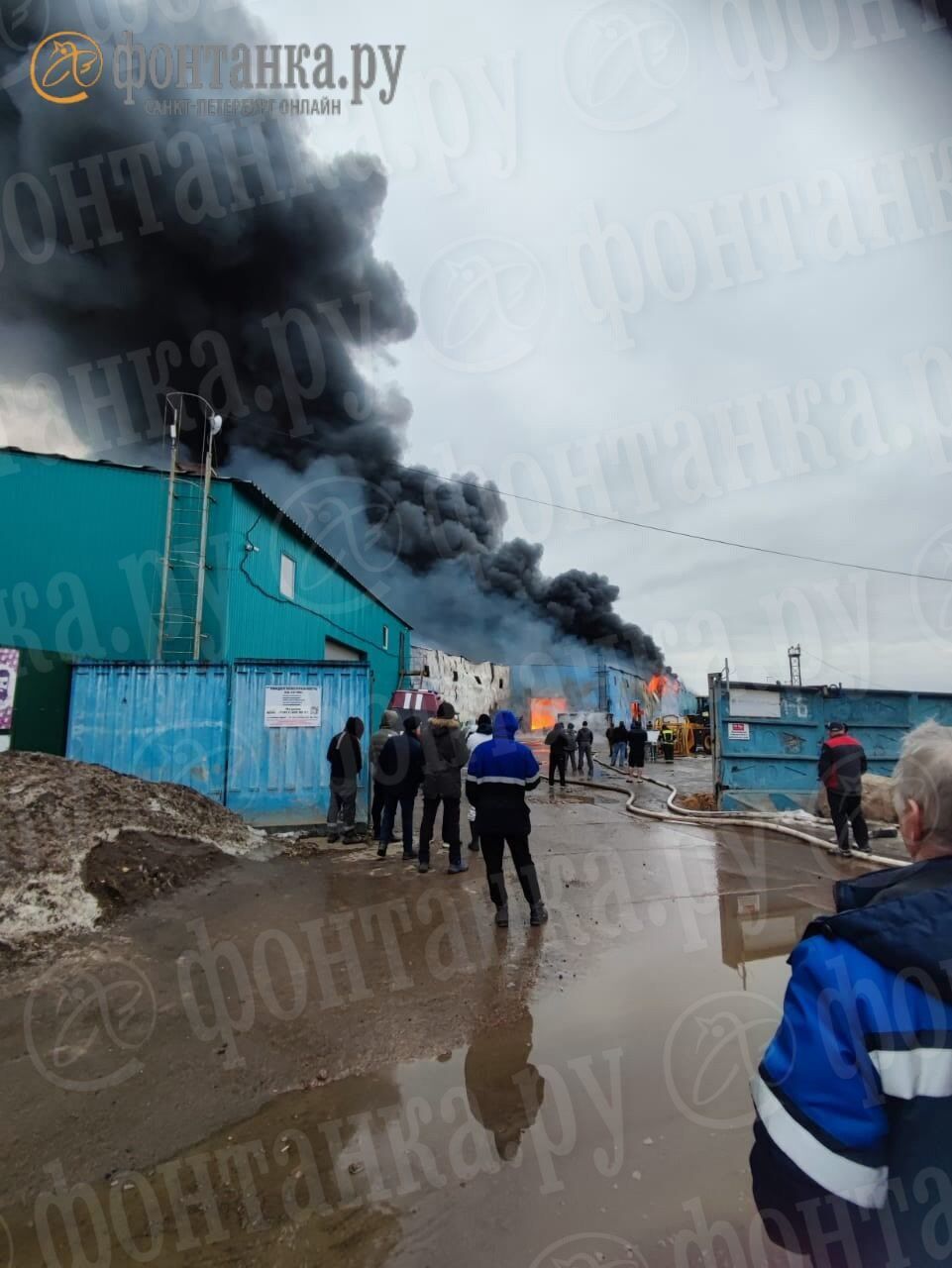 У Санкт-Петербурзі вирує пожежа поряд з аеропортом: повідомляють про атаку українських БПЛА. Фото і відео