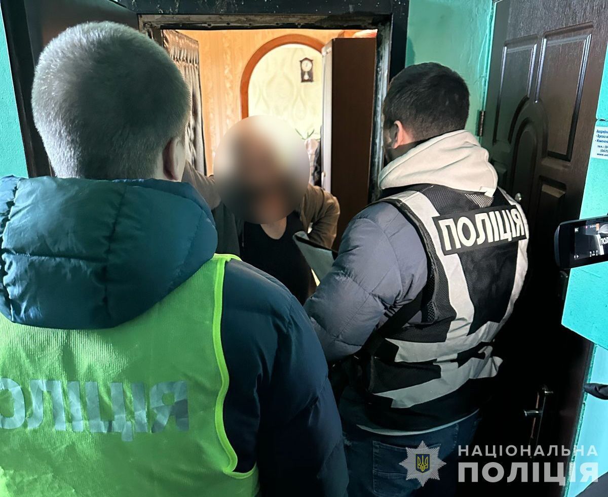 В Киеве мошенники под видом работников ТЦК выманили у предпринимателя 1,7 млн грн: их задержала полиция. Видео