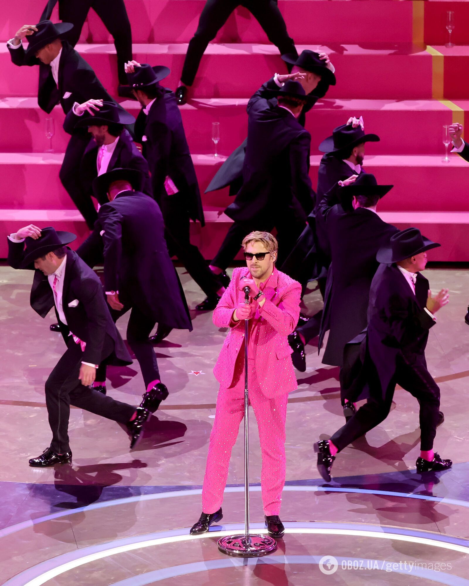 Райан Гослинг зажег на "Оскаре" с культовым перформансом Кена из "Барби": Марго Робби не сдержала смеха. Видео