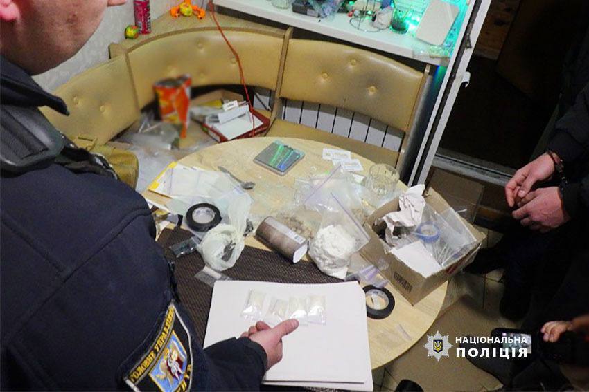 У Києві у 19-річного "бізнесмена" вилучили 2,5 кг наркотиків та психотропів на 500 тис. грн. Фото