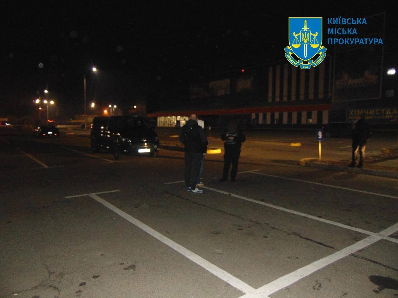 Пытались отобрать элитный автомобиль: в Киеве злоумышленники на парковке ТРЦ едва не убили водителя Mercedes. Фото