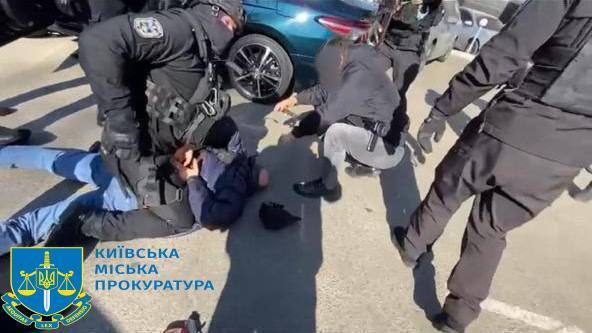 У Києві шахраї під виглядом працівників ТЦК видурили у підприємця 1,7 млн грн: їх затримала поліція. Відео