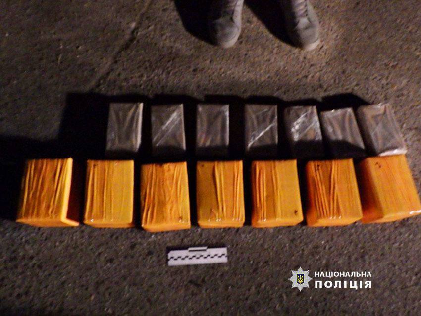 В Киеве у 19-летнего "бизнесмена" изъяли 2,5 кг наркотиков и психотропов на 500 тыс. грн. Фото