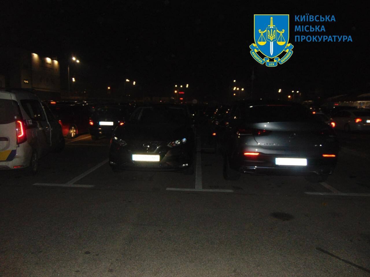 Намагались відібрати елітне авто: у Києві зловмисники на парковці ТРЦ ледь не вбили водія Mercedes. Фото