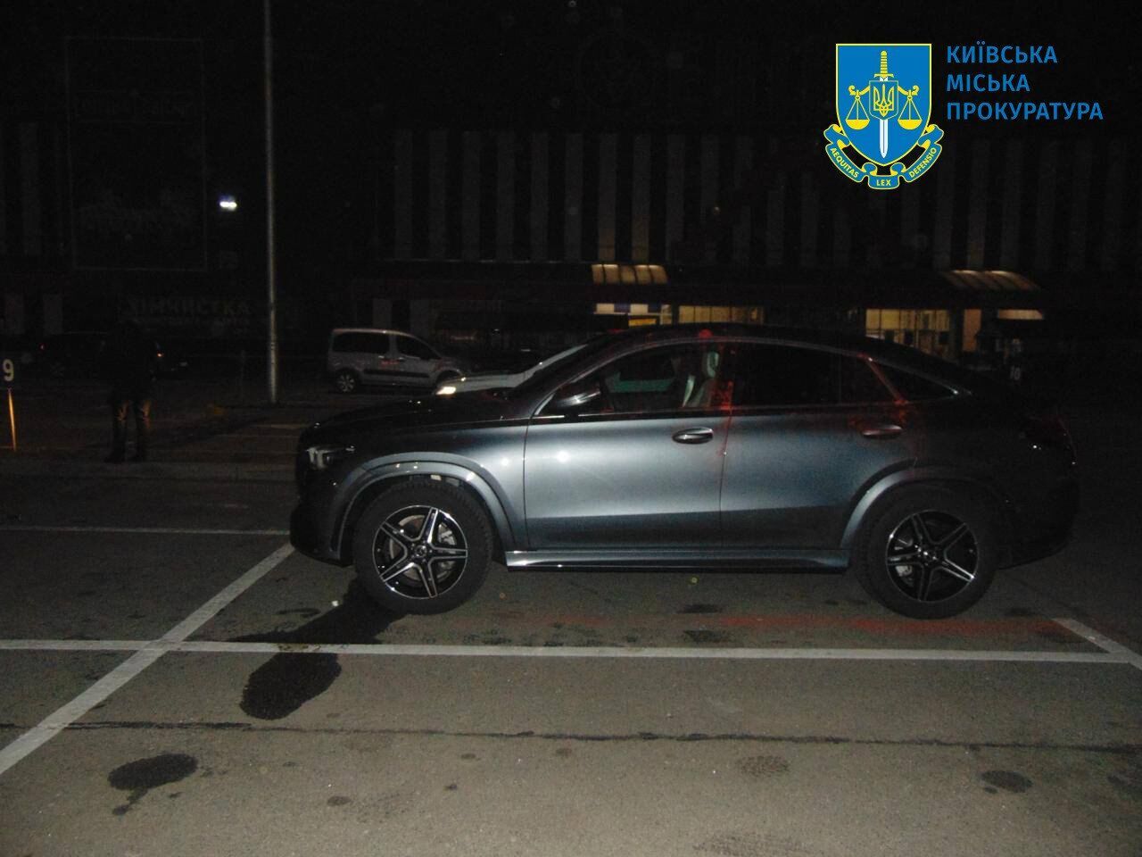 Пытались отобрать элитный автомобиль: в Киеве злоумышленники на парковке ТРЦ едва не убили водителя Mercedes. Фото