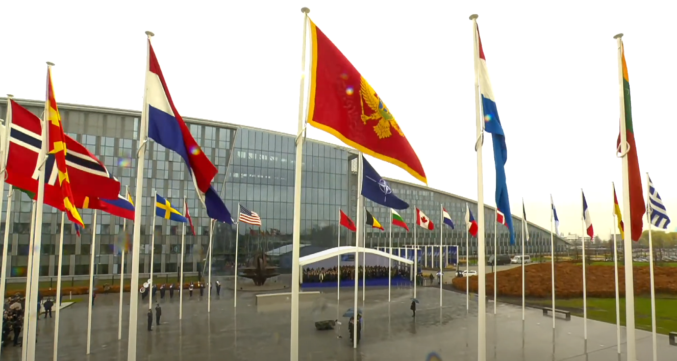 У штаб-квартирі НАТО у Брюсселі підняли прапор Швеції: країна офіційно стала 32 членом Альянсу. Відео