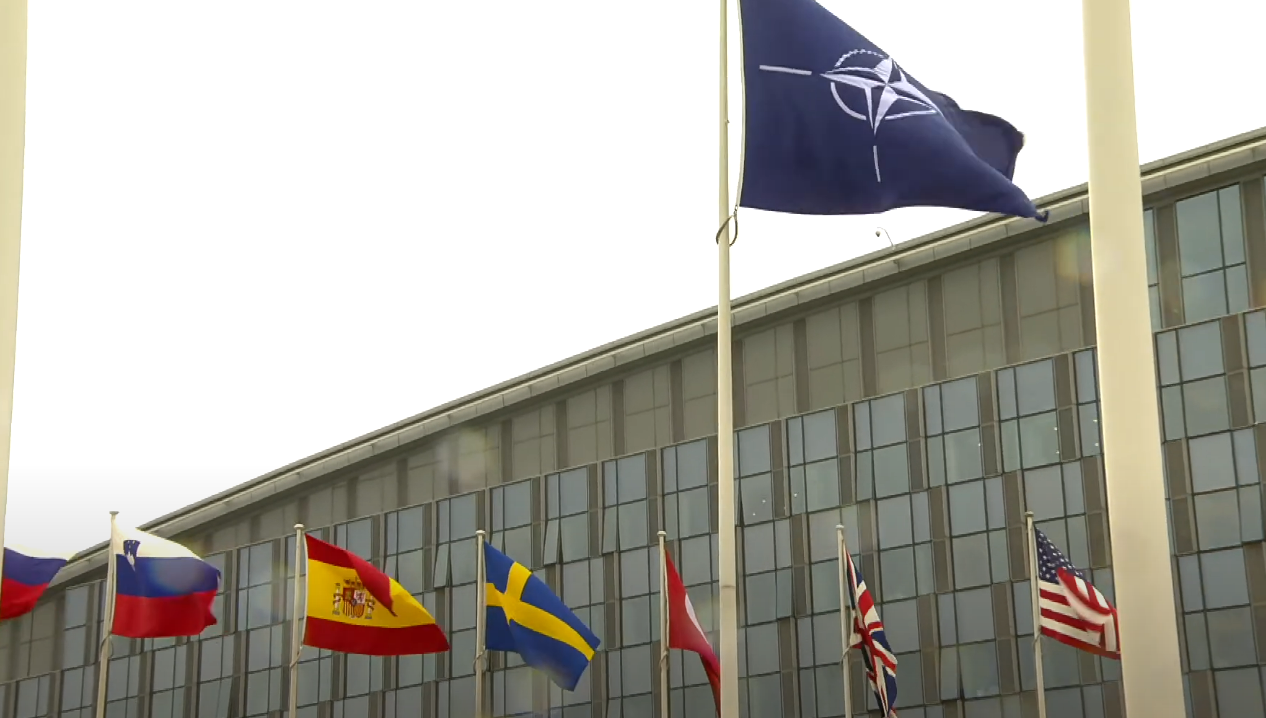 У штаб-квартирі НАТО у Брюсселі підняли прапор Швеції: країна офіційно стала 32 членом Альянсу. Відео