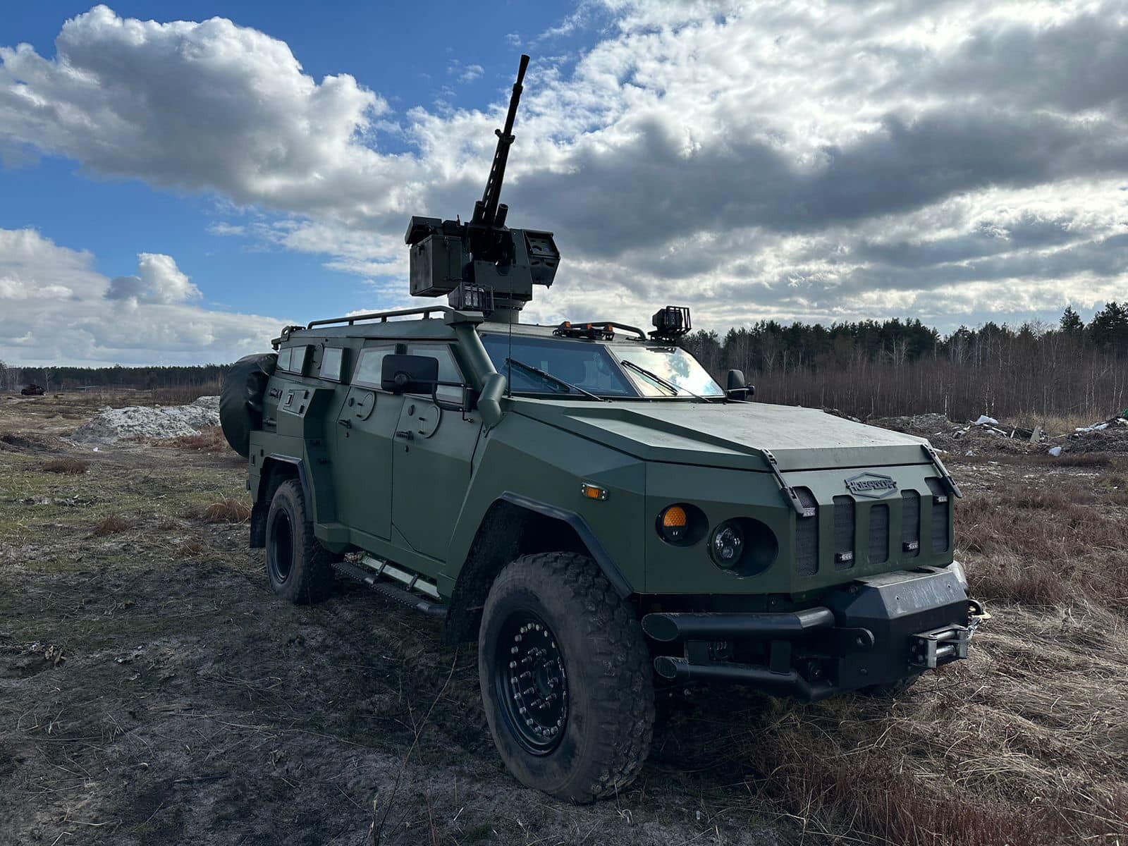 В Україні успішно випробували новий бронеавтомобіль "Новатор" з бойовим модулем. Фото