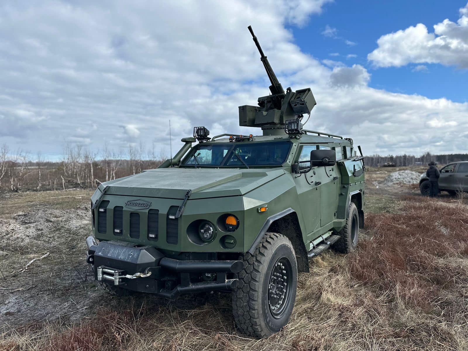 В Україні успішно випробували новий бронеавтомобіль "Новатор" з бойовим модулем. Фото