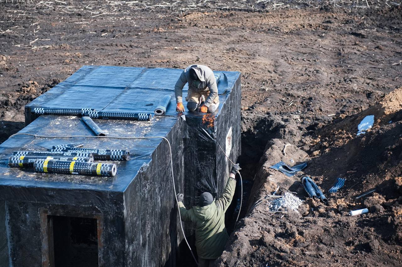 Будівельники працюють 24/7: на Харківщині зводять нову лінію оборони. Фото
