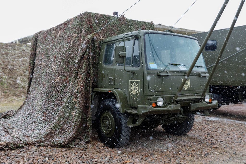 Спасает время для восстановления военной техники: Порошенко передал на фронт "юбилейную" передвижную автомастерскую на базе британской DAF