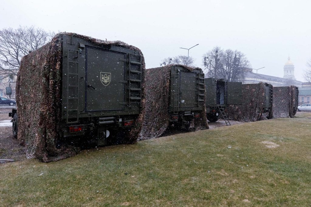 Спасает время для восстановления военной техники: Порошенко передал на фронт "юбилейную" передвижную автомастерскую на базе британской DAF