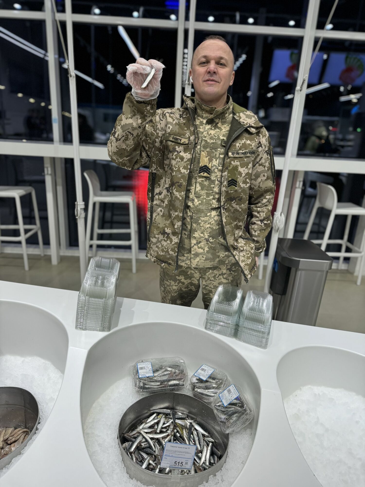 Дашу Малахову разоблачили во лжи о военном ВСУ, который "ел селедку руками": что на самом деле случилось в рыбном магазине Киева